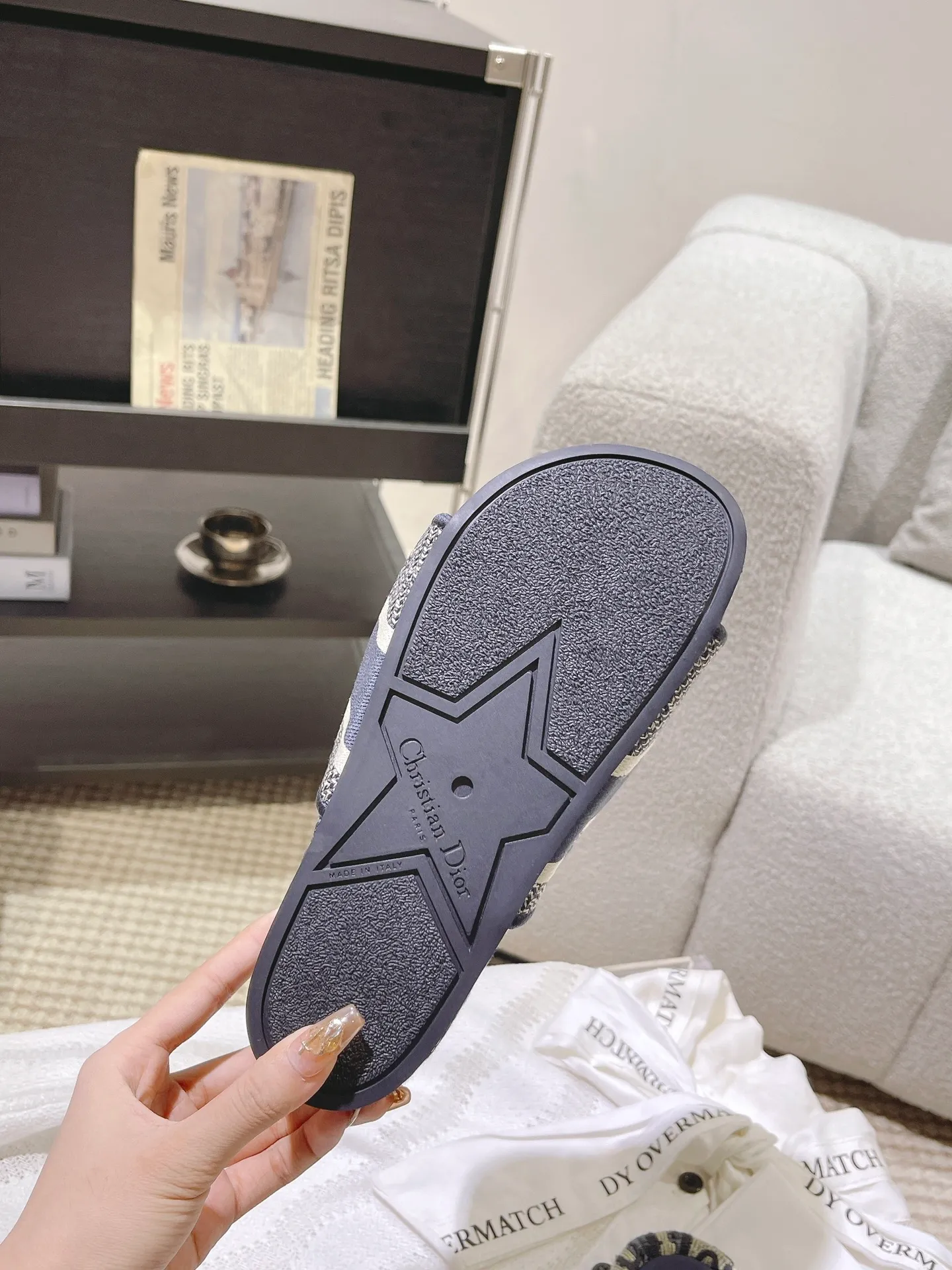 👟👟Ex-factory price 480👟👟 DIOR Dior's new spring and summer letter-printed thick-soled slippers▪️ High-end quality, welcome to inspect and compare three brands👏 Beautiful wedge-heeled thick-soled slippers, which make the feet slimmer and longer than the flat ones. Here are the benefits for small girls❤️ They are also a must-have slipper for daily travel and home. You can wear it however you like regardless of the occasion. The color is super beautiful! No need to worry about any dress code, the outsole is designed with a non-slip and wear-resistant backing, so you don’t have to worry about rain on rainy days. Size: 34-40 yards (custom-made sizes 34.40 are non-refundable)